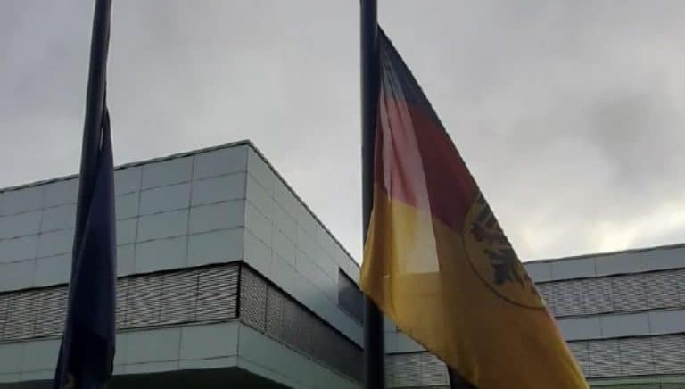 Niemiecka ambasada opuściła flagi do połowy masztu by upamiętnić Powstanie Warszawskie