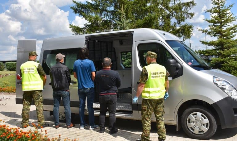 Straż Graniczna zatrzymała trzech nielegalnych migrantów, którzy dostali się do Polski przez „zieloną granicę”