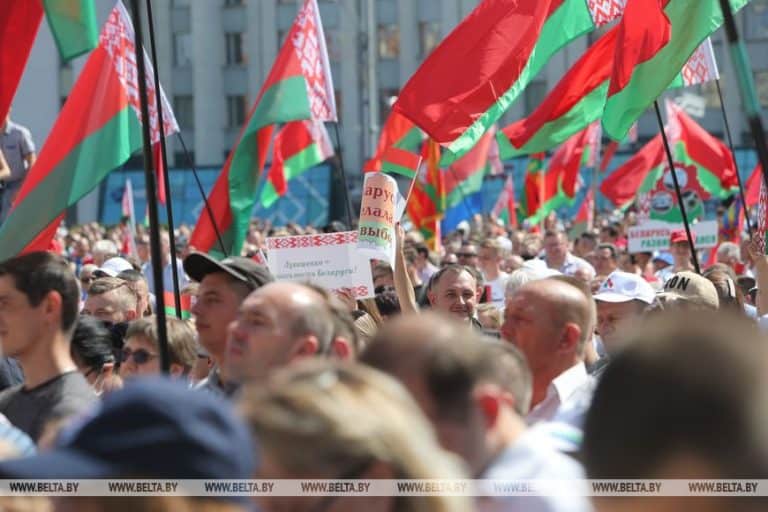 Manifestacje przeciwników i zwolenników Łukaszenki w Mińsku