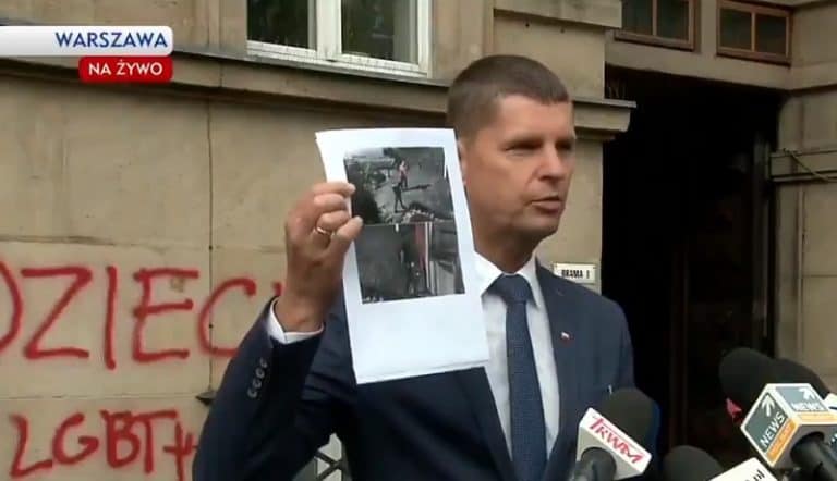 Chuligani spod znaku LGBT zdewastowali budynek MON
