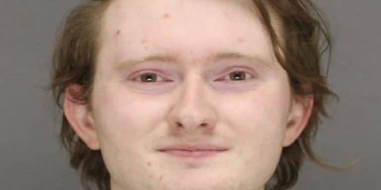 Przywódca Antify z Wisconsin po zatrzymaniu przez policję zwinął się w kłębek i zacząć płakać