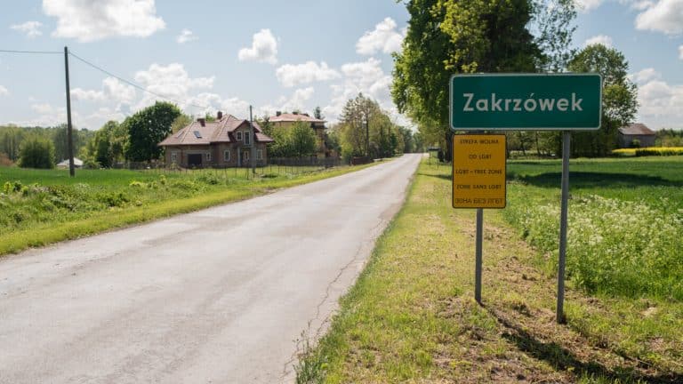 Gmina Zakrzówek pozywa hejtera Barta Staszewskiego za jego akcję „Strefy wolne od LGBT”