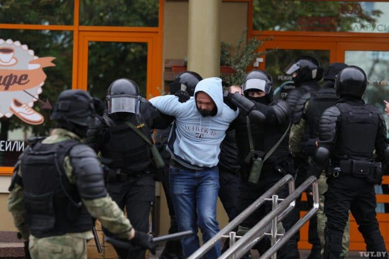 W Grodnie demonstranci odbili zatrzymanego przez OMON /film/