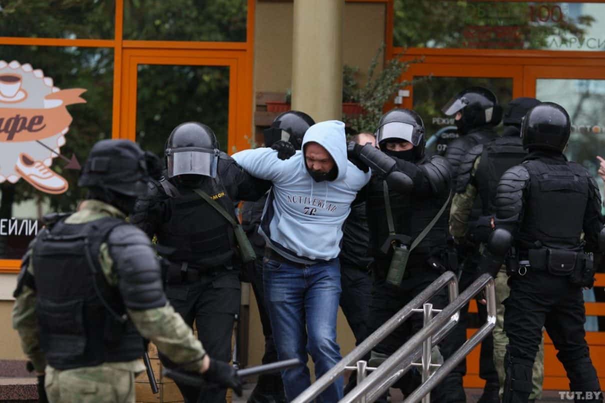 W Grodnie demonstranci odbili zatrzymanego przez OMON /film/