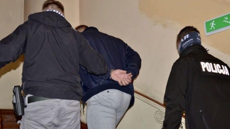 Gwiazdor disco polo wysyłał sprośne zdjęcia 14-latce, sąd go wypuścił