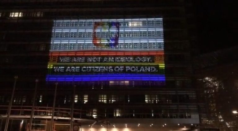 Antypolska iluminacja na budynku Komisji Europejskiej