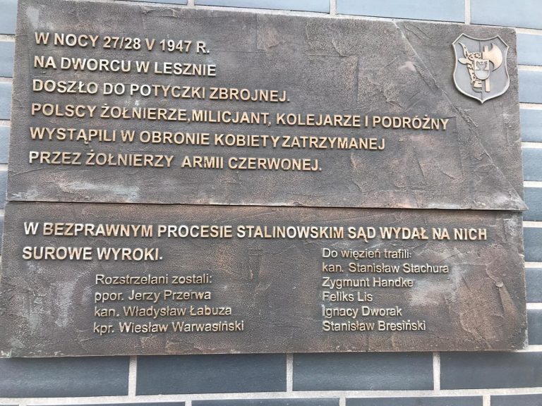 Milicjant i żołnierze przeciw czerwonoarmistom