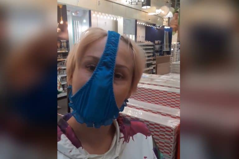 W Poznaniu kobieta weszła do sklepu z majtkami na głowie zamiast maseczki
