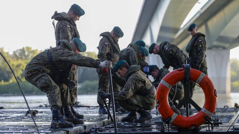 Wojsko znów buduje w Warszawie most pontonowy przez Wisłę