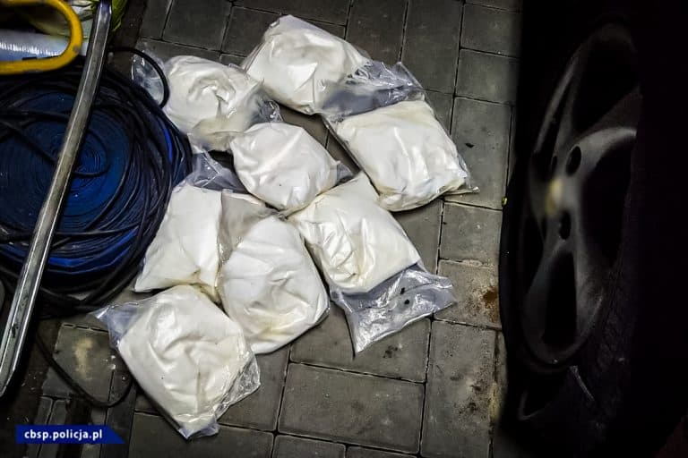 Hermetycznie spakowane 8 kg amfetaminy znajdowało się w oponach samochodu