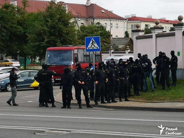 W Grodnie trwają starcia protestujących z OMON-em