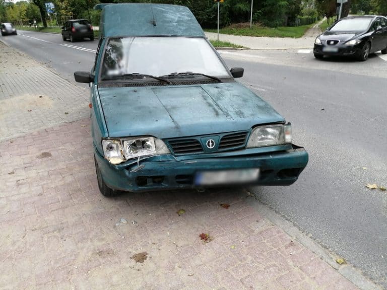 100-latek za kierownicą wiekowego poloneza doprowadził do kolizji drogowej