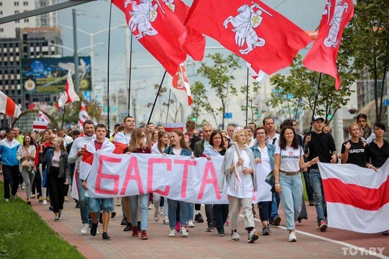 Kolejny dzień protestów w Mińsku, władze ściągnęły ogromną ilość wojska i milicji