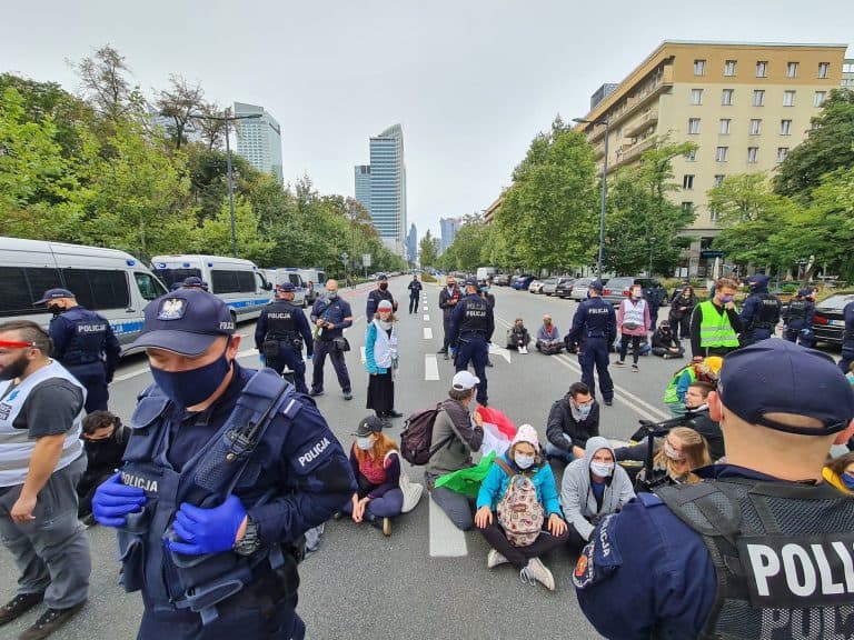 Pseudoekolodzy zablokowali Świętokrzyską, paraliżując ruch w centrum Warszawy