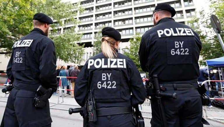 Niemieccy policjanci wychwalali Hitlera na portalach dyskusyjnych