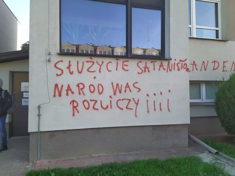 Zamość: Policja szuka autorów napisów na budynku Sanepidu