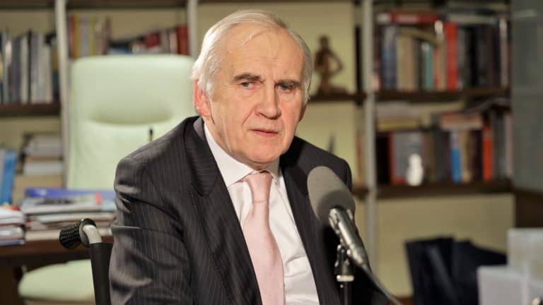 Prof. Marian Zembala chciałby zamknąć przeciwników obostrzeń w zakładach psychiatrycznych