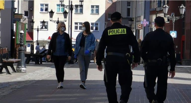 Liczba mandatów z powodu nienoszenia maseczki wzrosła 10 razy
