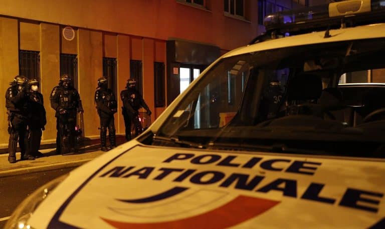 W największych miastach Francji zostaje wprowadzona godzina policyjna