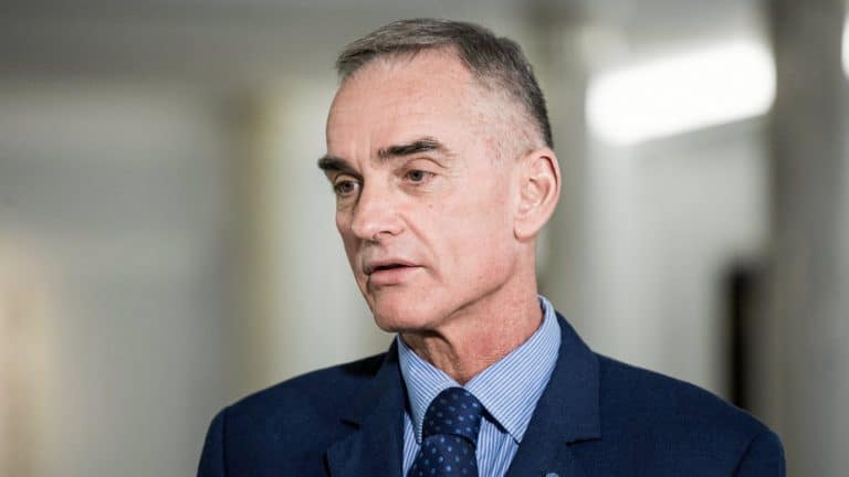 Żonie jednego z senatorów PIS zagrożono, że jeżeli jej mąż nie poprze „piątki dla zwierząt” to straci pracę