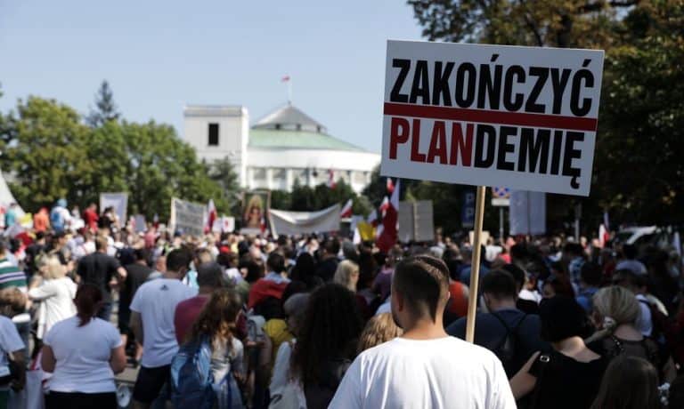 Przez Polskę przeszły marsze przeciwników wprowadzania obostrzeń epidemiologicznych