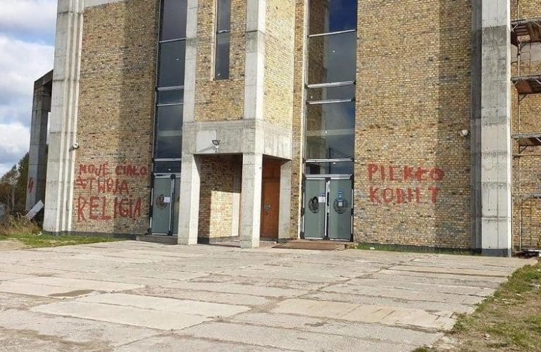 W całej Polsce patrioci oczyszczają budynki z wulgarnych napisów pozostawionych przez lewackie bojówki
