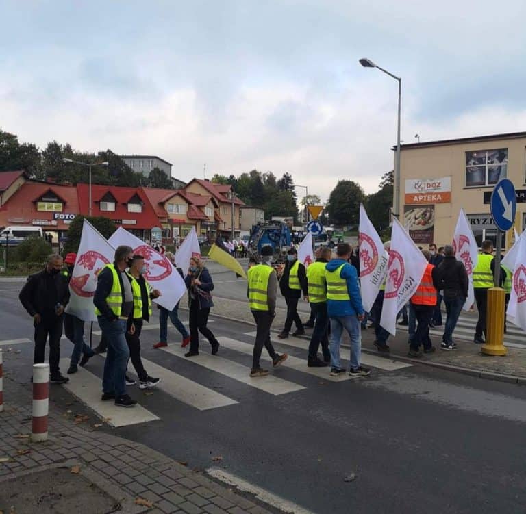 Rolnicy protestują przeciwko „Piątce dla zwierząt”, zablokowane drogi, pikiety przed biurami posłów PiS
