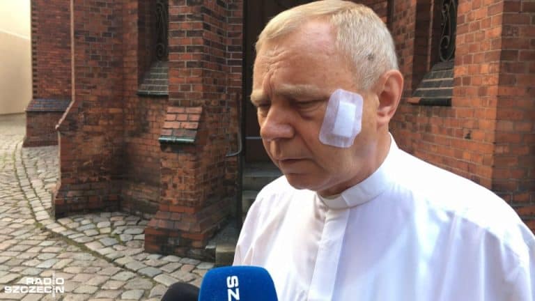 „Wyborcza” i agitatorzy LGBT szczują na księży i policjantów