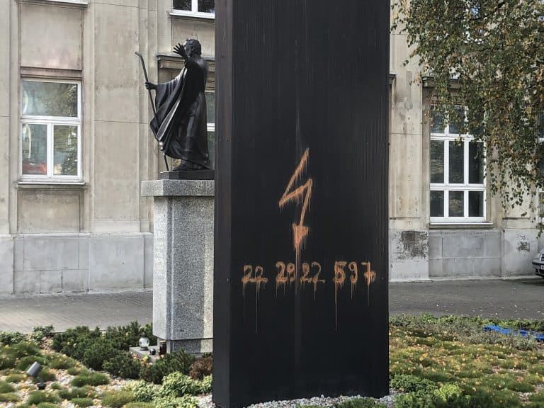 Polacy zdecydowanie potępiają dewastacje kościołów i przerywanie Mszy świętych