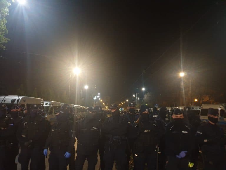 Policja podała bilans nocnej zadymy urządzonej przez lewaków w Warszawie