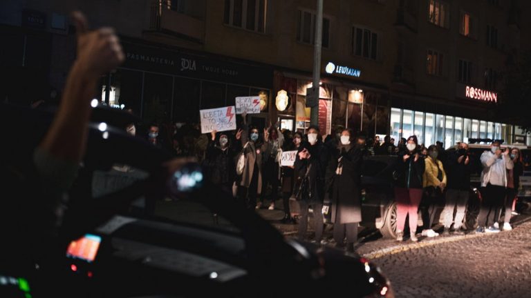 W Gdyni zniszczono biuro posła PIS Marcina Horały. Odpowiedzialni za to mają być kibice Arki Gdynia
