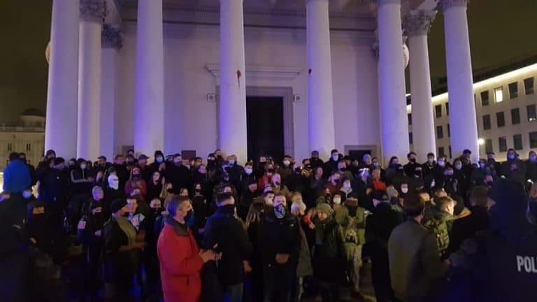 Katolicy ochraniają warszawskie kościoły przed barbarzyńcami