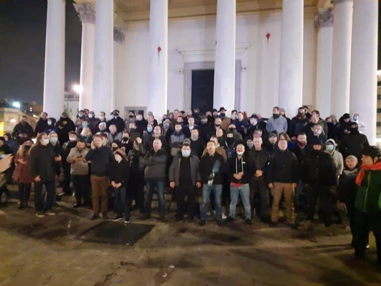 W wielu miastach kibice pomogli w odparciu szturmu barbarzyńców na kościoły