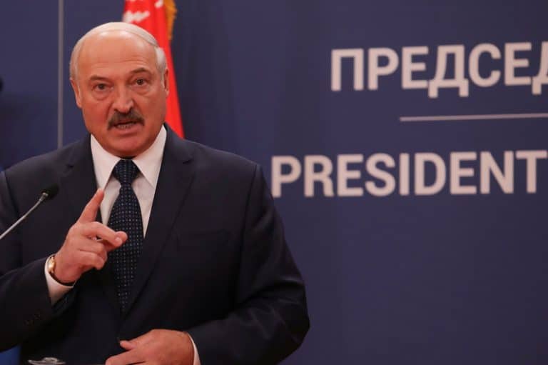 Białoruś: Łukaszenka kazał rozdać broń ze względu na wywieszenie w Grodnie polskiej flagi