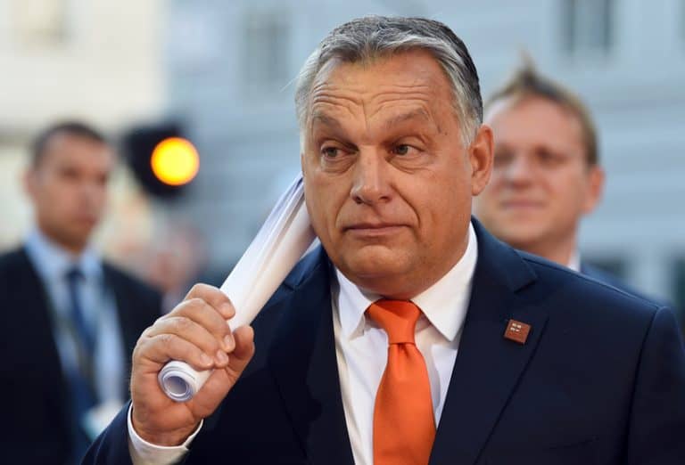 Węgry chcą zakazać adoptowania dzieci przez pary homoseksualne