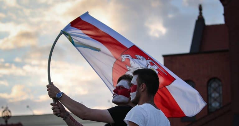 Władze Białorusi stwierdziły, że dawna państwowa flaga wywieszona na balkonie stanowi zagrożenie pożarowe