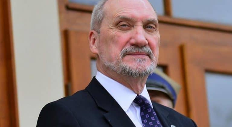 Antoni Macierewicz staje po stronie patriotów w sporze z policją