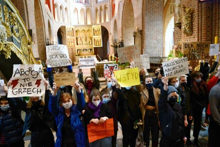 Zdecydowana większość Polaków nie chce protestów w kościołach