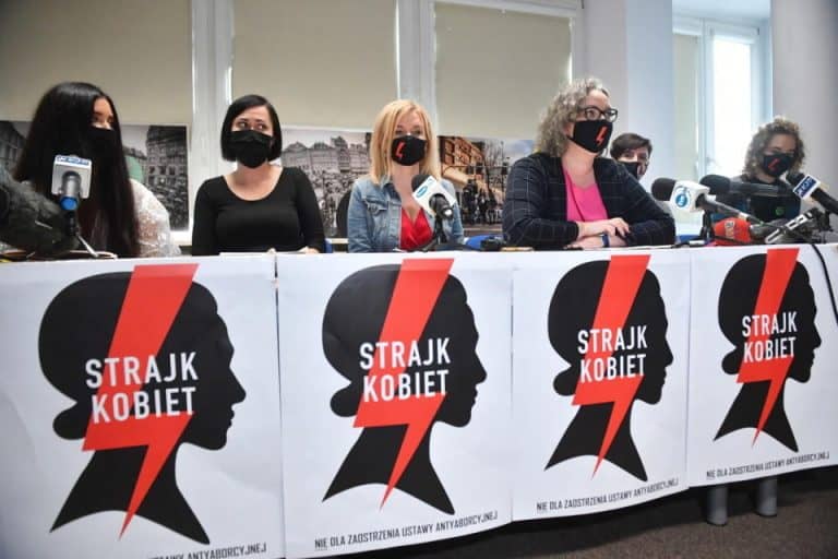 Feministki ze „Strajku Kobiet” chcą instytucji moderatorów: „Gdy będzie potrzebna ingerencja w rozmowy między dziećmi a rodzicami”