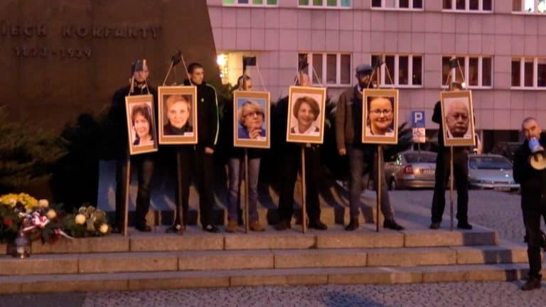 Umorzono śledztwo w sprawie powieszenia na szubienicach wizerunków polityków PO