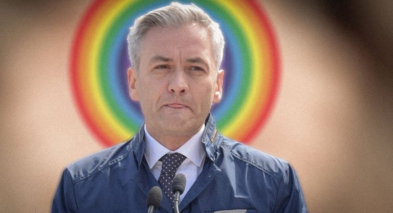 Robert Biedroń domaga się powstania „placu imienia ofiar Jana Pawła II”