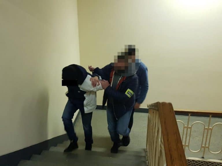 Policjanci zatrzymali dwóch Ukraińców podejrzanych o kradzież z włamaniem do bankomatu