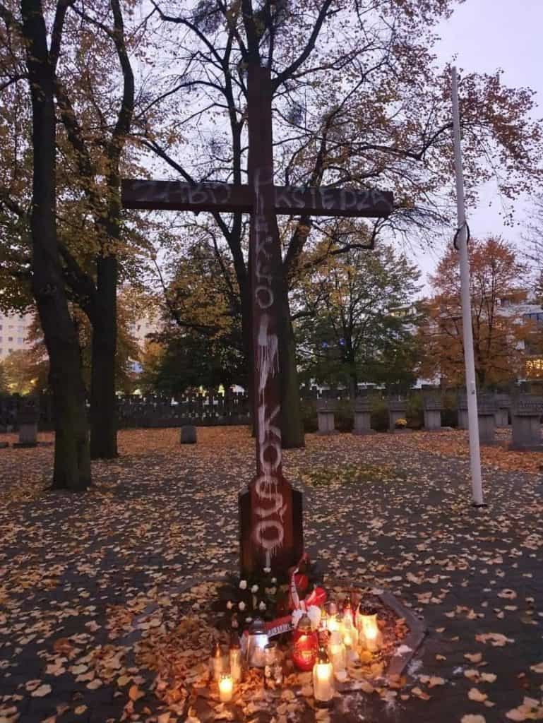„Zabij księdza” – na krzyżu na Cmentarzu Ofiar Hitleryzmu w Gdańsku-Zaspie