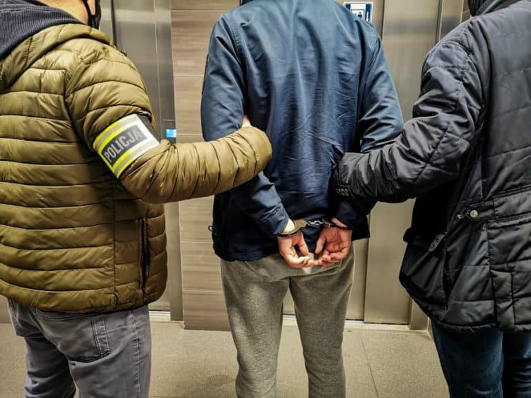 Metodą „na policjanta” wyciągnął od starszej kobiety 120 tys. zł