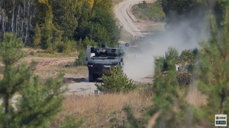 Film z prób poligonowych KTO Rosomak ze zdalnie sterowanym systemem wieżowym ZSSW-30
