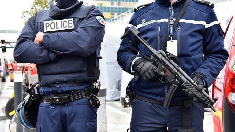 Francja: Parlament zakazał rozpowszechniania filmów przedstawiających policjantów