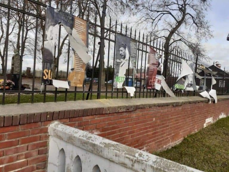 Zniszczono wystawę o Stefanie Wyszyńskim i Karolu Wojtyle
