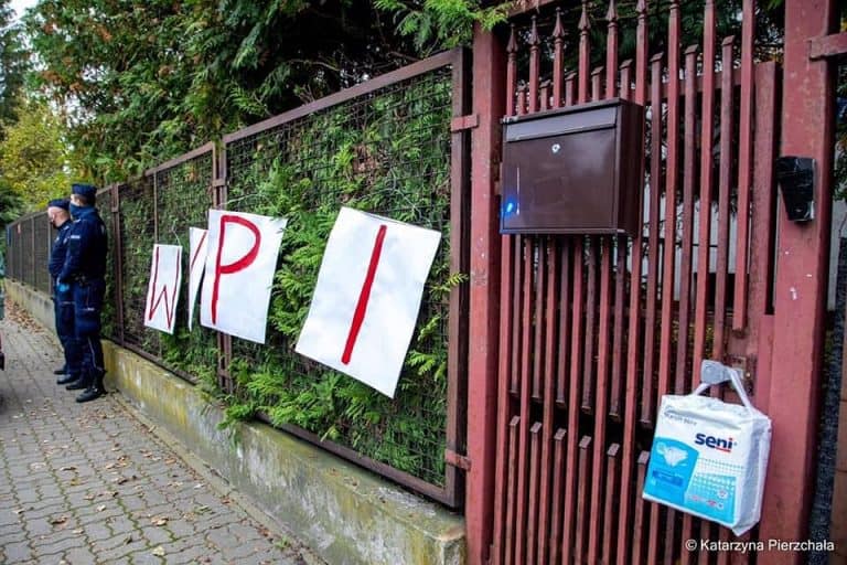 Na płocie domu Jarosława Kaczyńskiego powieszono wieszaki