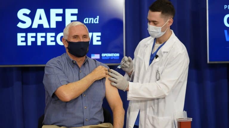 Wiceprezydent USA Mike Pence zaszczepił się na koronawirusa przed kamerami