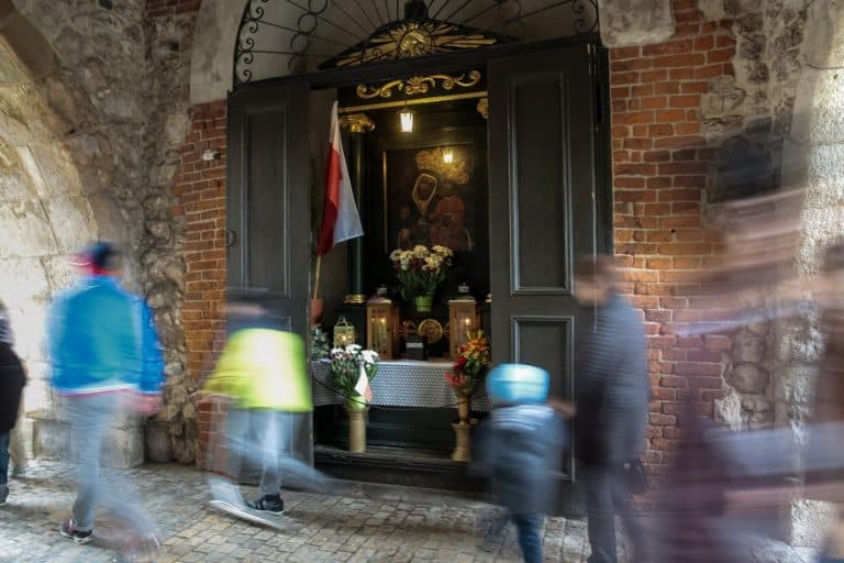W Krakowie bezdomny zniszczył obraz Matki Boskiej Piaskowej